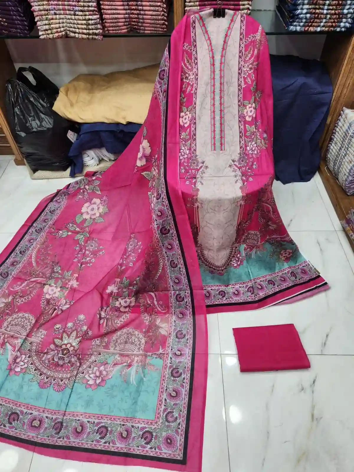 Mahjabeen Signature Lawn